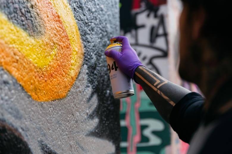 Barcelona tattoo artist Victor Chil uses a MTN 94 sprayan el dorado